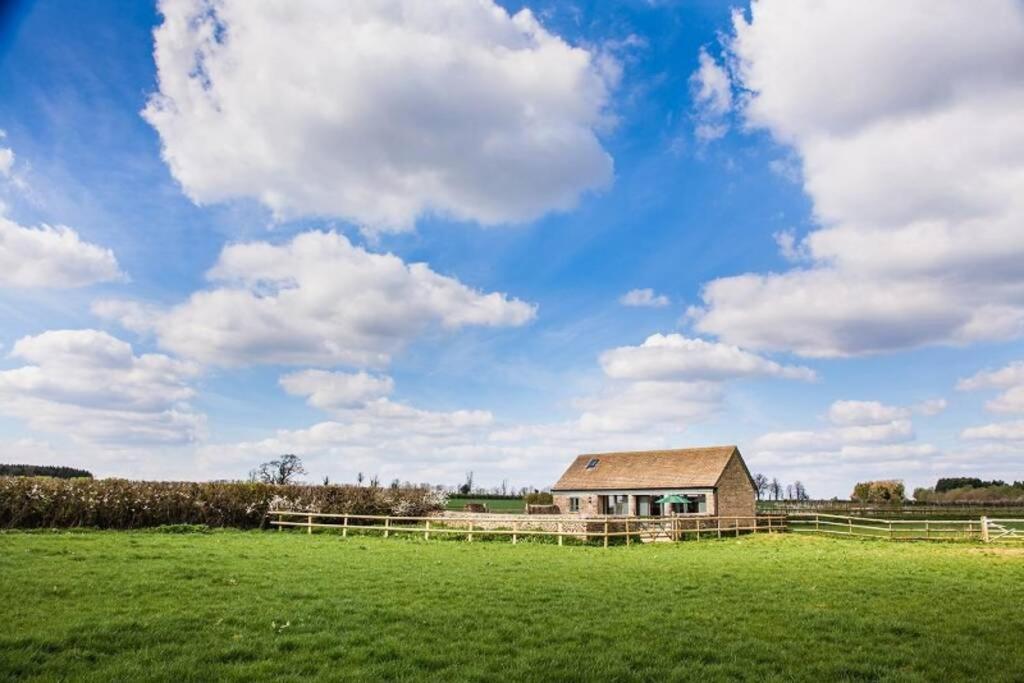 Secluded Romantic Cotswolds Barn - Sleeps 2 To 4 - Near Cirencester - Dog Friendly Villa Kemble ภายนอก รูปภาพ