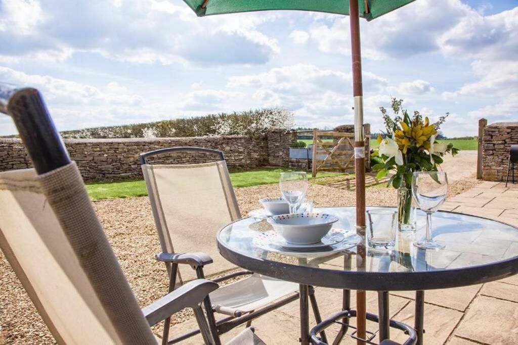 Secluded Romantic Cotswolds Barn - Sleeps 2 To 4 - Near Cirencester - Dog Friendly Villa Kemble ภายนอก รูปภาพ