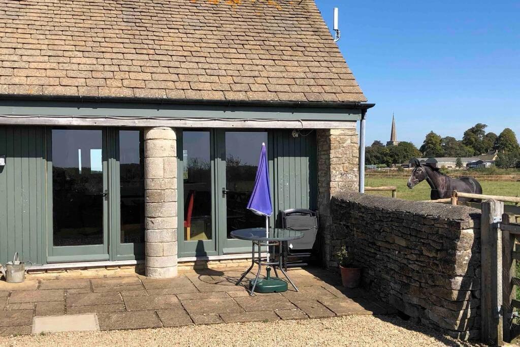 Secluded Romantic Cotswolds Barn - Sleeps 2 To 4 - Near Cirencester - Dog Friendly Villa Kemble ภายนอก รูปภาพ