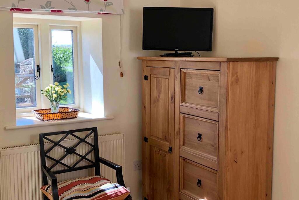 Secluded Romantic Cotswolds Barn - Sleeps 2 To 4 - Near Cirencester - Dog Friendly Villa Kemble ภายนอก รูปภาพ