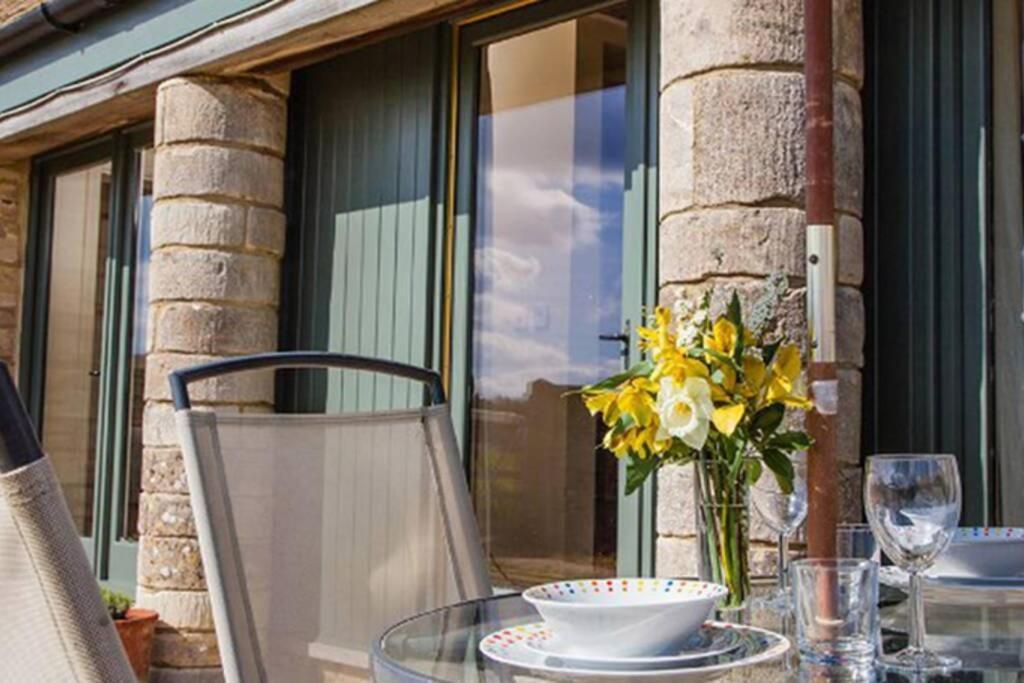 Secluded Romantic Cotswolds Barn - Sleeps 2 To 4 - Near Cirencester - Dog Friendly Villa Kemble ภายนอก รูปภาพ